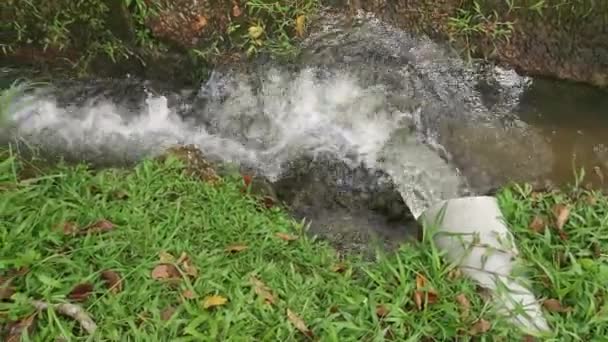 Tubo Gris Pvc Chorreando Agua Dulce Drenaje Acera — Vídeos de Stock