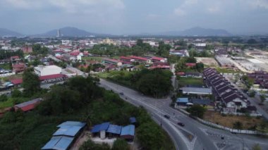 Banliyödeki konutların ya da beton binaların gündüz hava görüntüleri  