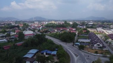 Banliyödeki konutların ya da beton binaların gündüz hava görüntüleri  