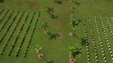 Kamu savaş mezarlığı sahasında insansız hava aracı uçuran adam