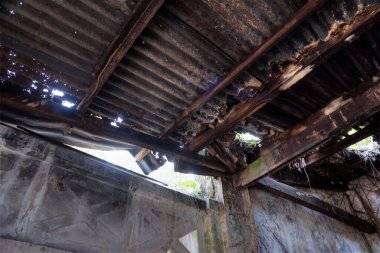 Terk edilmiş ve harap olmuş koloni binasının kapalı bir sahnesi.. 