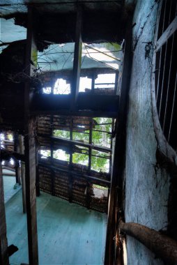 Terk edilmiş ve harap olmuş koloni binasının kapalı bir sahnesi.. 