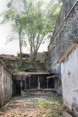 Terk edilmiş ve harap olmuş koloni binalarının açık hava manzarası.. 