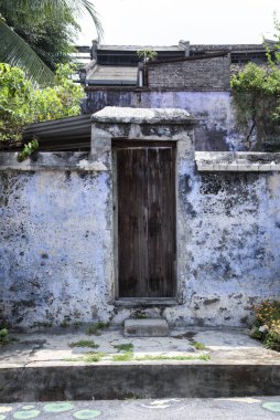 Terk edilmiş ve harap olmuş koloni binalarının açık hava manzarası.. 