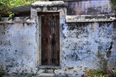 Terk edilmiş ve harap olmuş koloni binalarının açık hava manzarası.. 