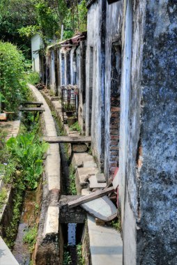 Terk edilmiş ve harap olmuş koloni binalarının açık hava manzarası.. 