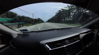 Perak, Malezya. 26 Nisan 2023: İçerde araba sürerken ve Sri Manjung 'dan Kg Koh karayoluna kadar arabanın ön camına bakarken yoğun sokak sahnesinin görüntüsü. 