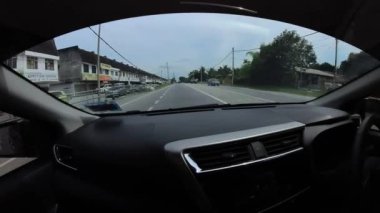 Perak, Malezya. 26 Nisan 2023: İçerde araba sürerken ve Sri Manjung 'dan Kg Koh karayoluna kadar arabanın ön camına bakarken yoğun sokak sahnesinin görüntüsü. 