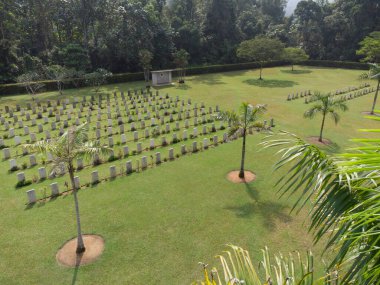 Kamu savaş mezarlığı tarlasına uzaktan bakıyor.