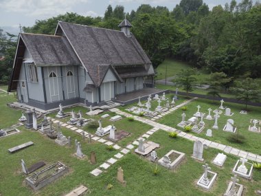 Perak, Malezya - 18 Nisan 2023: All Saints Kilisesi civarındaki kilise mezarlığı etrafında güzel farklı bir sabah gökyüzü.