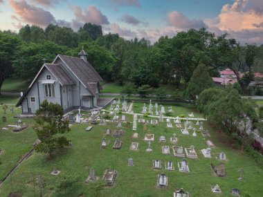 Perak, Malezya - 18 Nisan 2023: All Saints Kilisesi civarındaki kilise mezarlığı etrafında güzel farklı bir sabah gökyüzü.