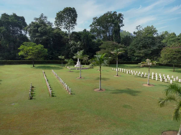 Дивлячись Здалеку Публічне Військове Кладовище — стокове фото