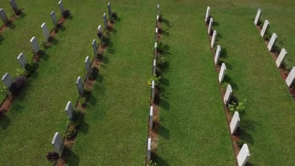 马来西亚佩拉克 2023年4月18日 泰平战争公墓是日本入侵马来亚期间阵亡的盟军人员在泰平Bukit Larut的最后安息之所 — 图库视频影像