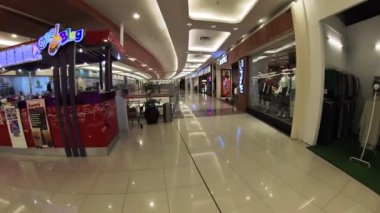 Perak, Malezya. 20 Nisan 2023: Aeon Alışveriş Merkezi 'nden satın alınacak şık kıyafetler aramak için alışveriş merkezinde yürüyüş yapmak eğlence amaçlı..   