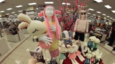 Perak, Malezya. 20 Nisan 2023: Aeon Alışveriş Merkezi 'nden satın alınacak şık kıyafetler aramak için alışveriş merkezinde yürüyüş yapmak eğlence amaçlı..   