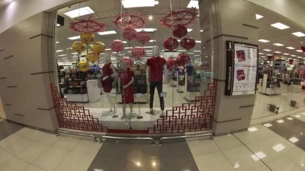 말레이시아 2023 쇼핑센터에서 신제품을 수있는 의류를 쇼핑몰 주변을 돌아다니는 — 비디오