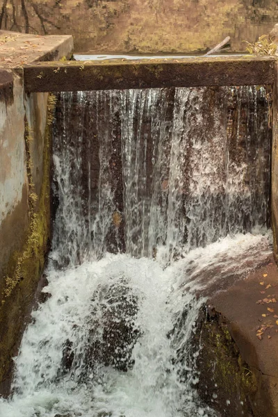 Escena Imagen Infrarroja Losa Hormigón Drenaje Salpicaduras Agua Que Fluye — Foto de Stock