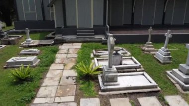 Perak, Malezya - 18 Nisan 2023: All Saints Kilisesi yakınlarındaki kilise mezarlığında insansız hava aracı uçurma sahnesi.