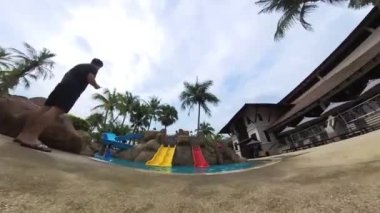 Perak, Malezya. 15 Nisan 2023: Damar Laut 'taki DoubleTree Hilton Resort' taki açık hava su parkı parkında oynayan insanların harika vakit geçirdiği görüntüler.