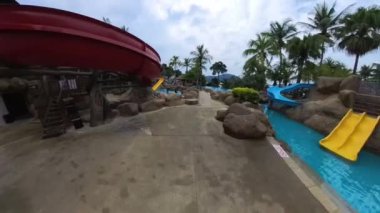 Perak, Malezya. 15 Nisan 2023: Damar Laut 'taki DoubleTree Hilton Resort' taki açık hava su parkı parkında oynayan insanların harika vakit geçirdiği görüntüler.