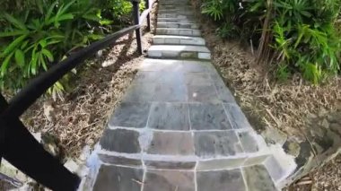 Bilinmeyen istikamete doğru merdivenlerde yürürken görüntüler.