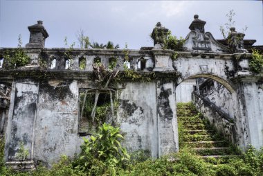 Terk edilmiş ve harap olmuş koloni binasının açık hava manzarası..