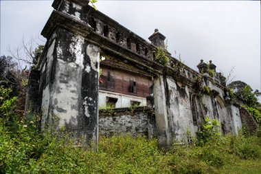 Terk edilmiş ve harap olmuş koloni binasının açık hava manzarası..