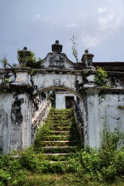 Outdoor Scene Deserted Dilapidated Colonial Building — Stock Photo, Image
