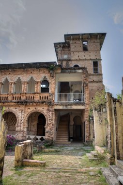 Perak, Malezya - 8 Mayıs 2023: Batu Gajah, Ipoh 'daki Kellies Kalesi' nin bitmemiş ve harap olmuş konağının görüntüsü.