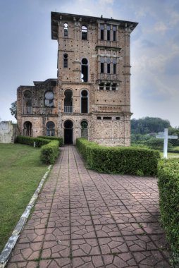 Perak, Malezya - 8 Mayıs 2023: Batu Gajah, Ipoh 'daki Kellies Kalesi' nin bitmemiş ve harap olmuş konağının görüntüsü.