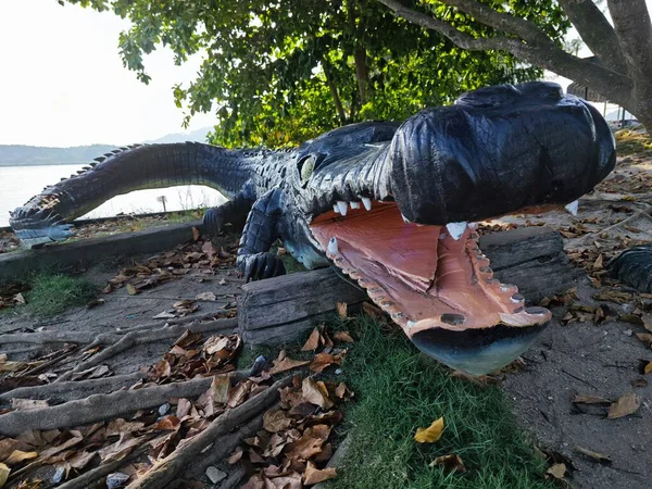 Антропогенный Деревянный Крокодил Скамейка Вдоль Общественного Побережья — стоковое фото