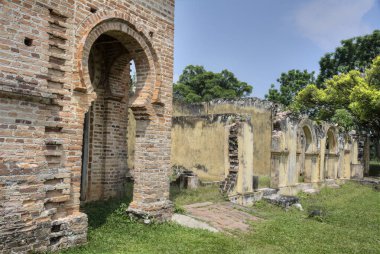 Terk edilmiş koloni binasının mimari yapısının kapalı mekanı.  