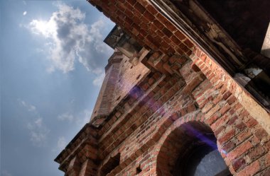 Terk edilmiş koloni binasının mimari yapısının kapalı mekanı.  