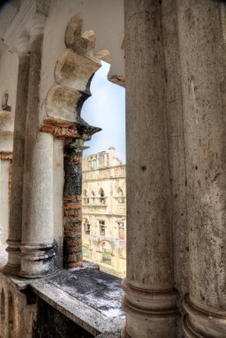 Terk edilmiş koloni binasının mimari yapısının kapalı mekanı.  