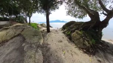 Deniz suyu deniz kıyısındaki kumlu sahile doğru ilerliyor.. 