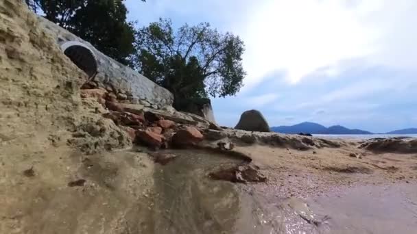 Salida Hormigón Alcantarillado Tubería Drenaje Por Playa Rocosa — Vídeos de Stock