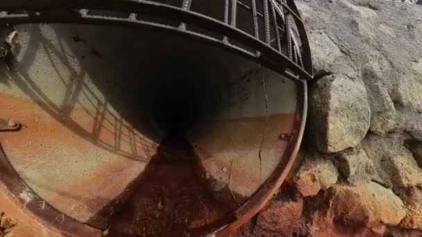 石滩边的混凝土出口涵洞管排水 — 图库视频影像