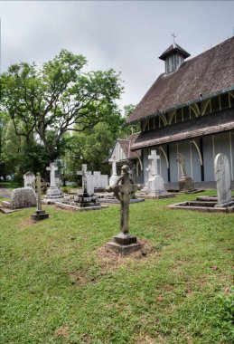 Perak, Malezya - 18 Mayıs 2023: All Saints Kilisesi civarındaki kilise mezarlığı etrafında güzel farklı bir sabah gökyüzü.