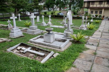 Perak, Malezya - 18 Mayıs 2023: All Saints Kilisesi civarındaki kilise mezarlığı etrafında güzel farklı bir sabah gökyüzü.