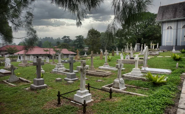 マレーシアのパーク 2023年5月18日 台北市の全聖人教会の近くの教会墓地の周りの美しい異なる朝の空 — ストック写真