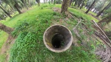 Terk edilmiş ve kullanılmamış beton kuyunun yer aldığı hava manzarası.