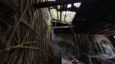 Karanlık, terk edilmiş ve harap olmuş koloni binasının kamera görüntüleri.. 