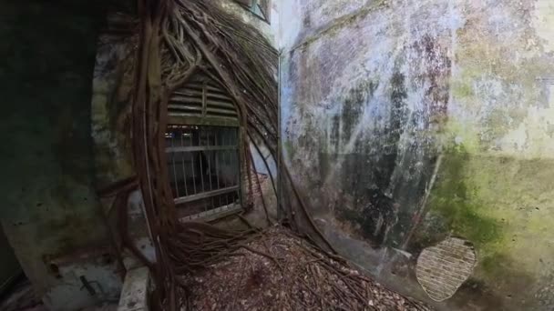 荒废的殖民建筑的室内场景 — 图库视频影像