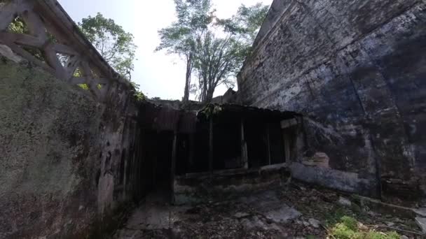 Εσωτερική Σκηνή Του Σκοτεινού Ερειπωμένου Και Ερειπωμένου Αποικιακού Κτιρίου — Αρχείο Βίντεο
