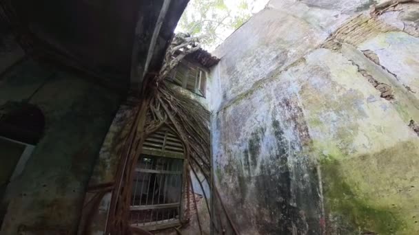 暗い無人島や老朽化した植民地時代の建物の屋内映像 — ストック動画