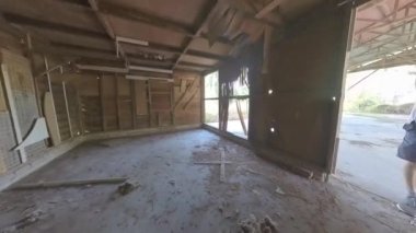 Çiftlikteki terk edilmiş ahşap barakanın etrafındaki görüntüler..