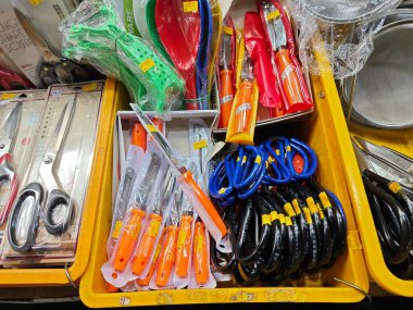 Perak, Malezya. 31 Mayıs 2023: İyi Bakış Pazarı 'nda sergilenen raflarda çeşitli türde ve boyutlarda yerli makas ve meyve soyucuları, Kg Koh