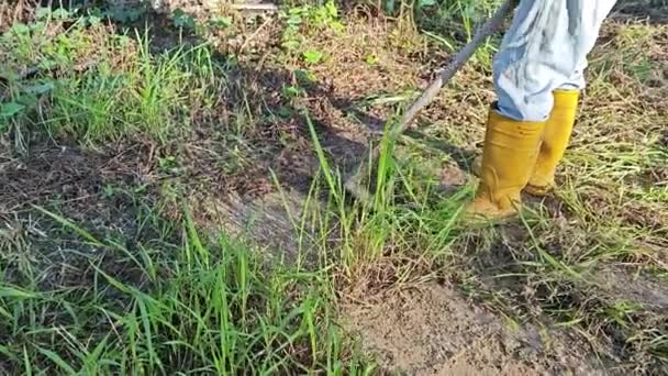 Petani Tidak Dikenal Mencangkul Rumput Dan Rumput Lapangan — Stok Video