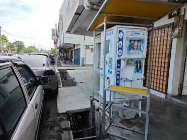Perak, Malezya. 6 Haziran 2023: Kamu su dağıtım makinesi, ana caddede 1,5 metrelik koridor kenarında, Kg Koh.