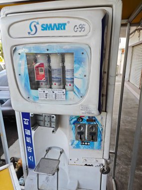 Perak, Malezya. 6 Haziran 2023: Kamu su dağıtım makinesi, ana caddede 1,5 metrelik koridor kenarında, Kg Koh.